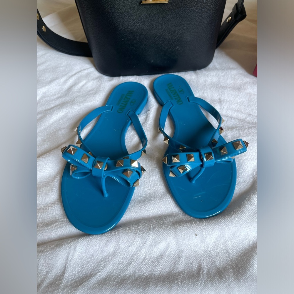 Like new Authentic Valentino sandal size 36